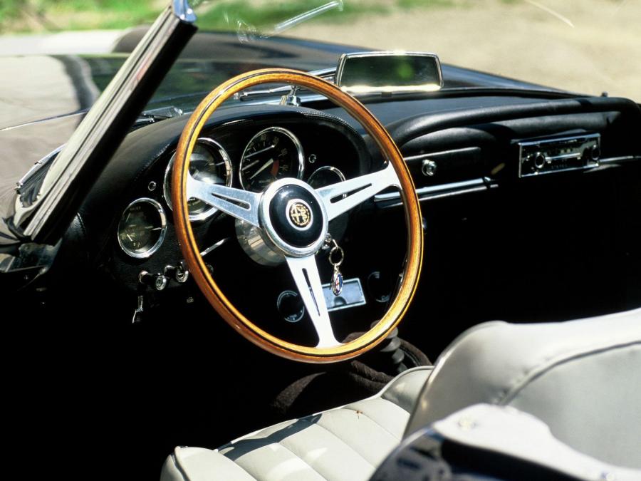 Интерьер Alfa Romeo 2600 Spider (106) 1962 года  (фото 37 из 39)